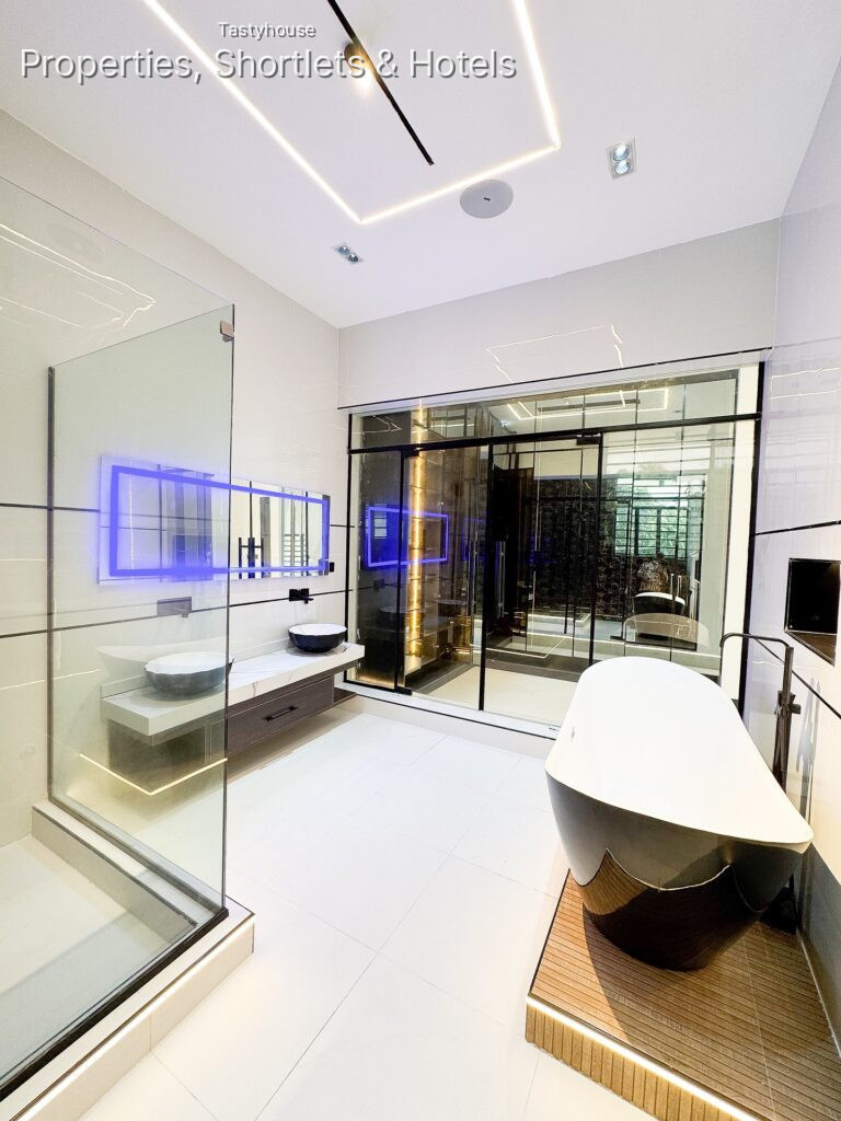 5 BEDROOM DUPLEX WITH SWIMMING POOL AND CINEMA