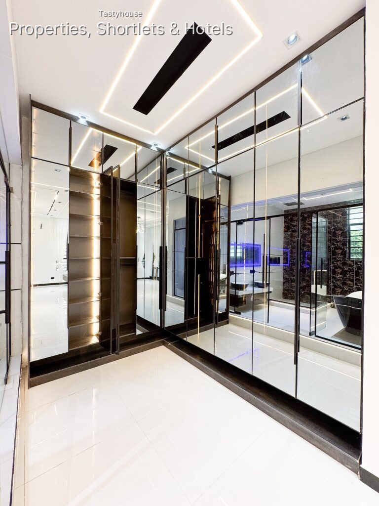 5 BEDROOM DUPLEX WITH SWIMMING POOL AND CINEMA