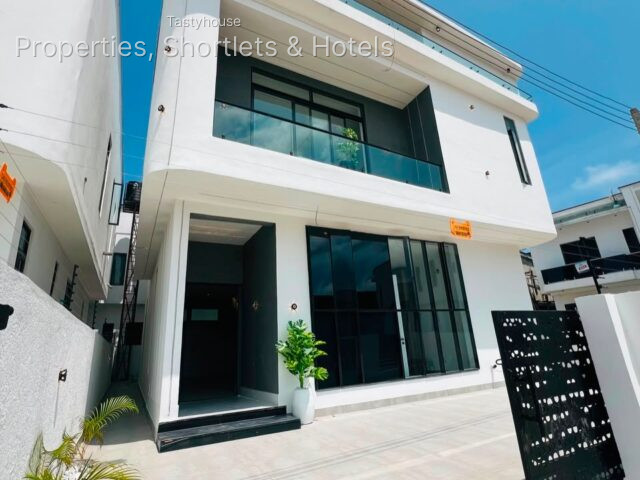 4 Bedroom Fully Detached duplex with bq