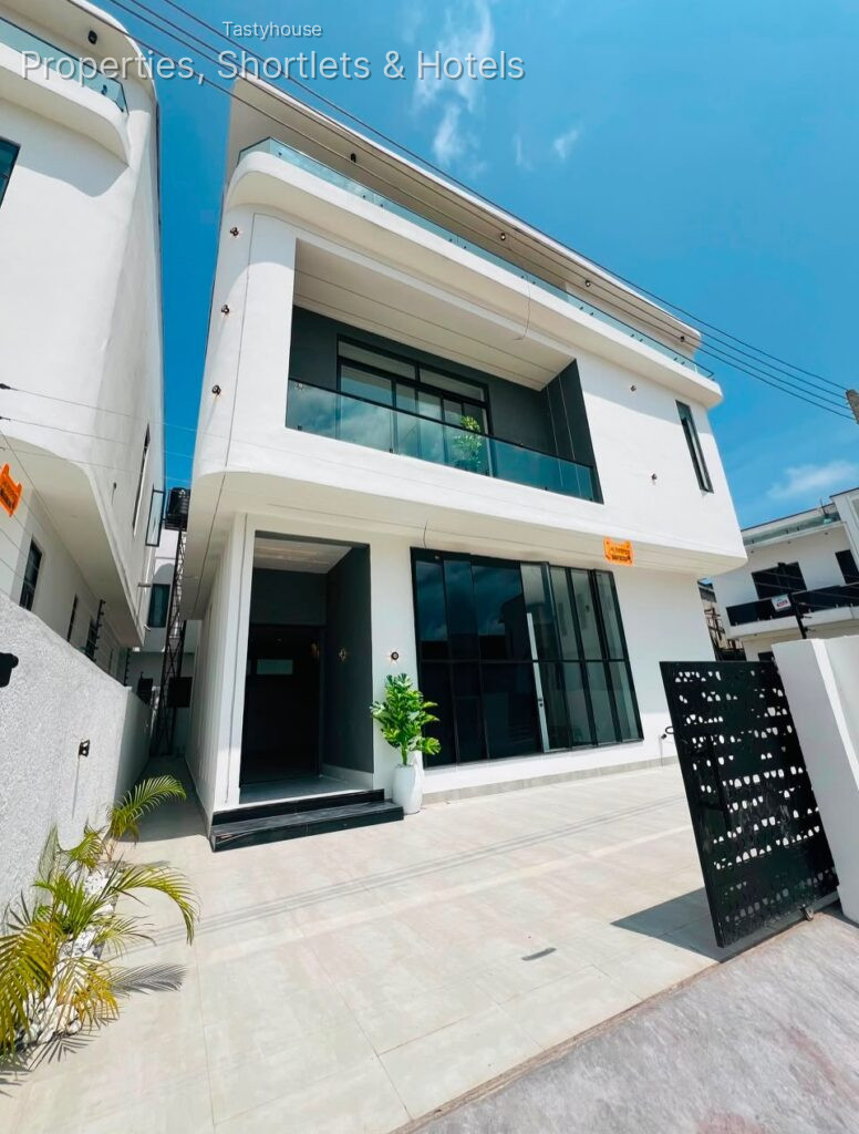 4 Bedroom Fully Detached duplex with bq