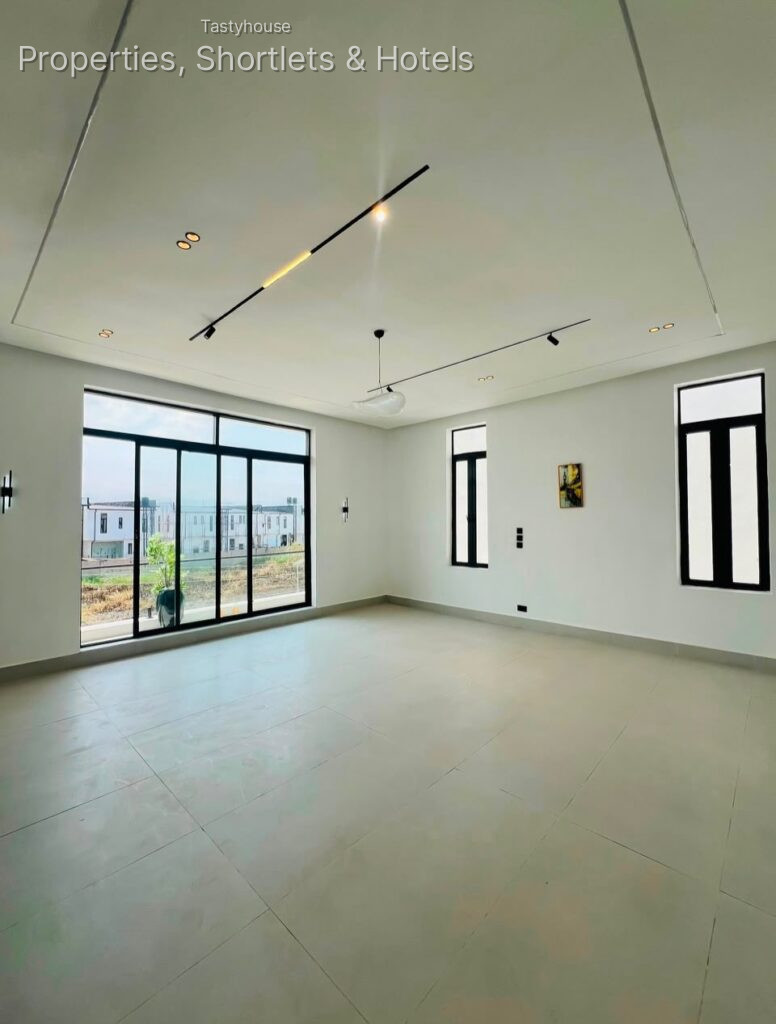 4 Bedroom Fully Detached duplex with bq