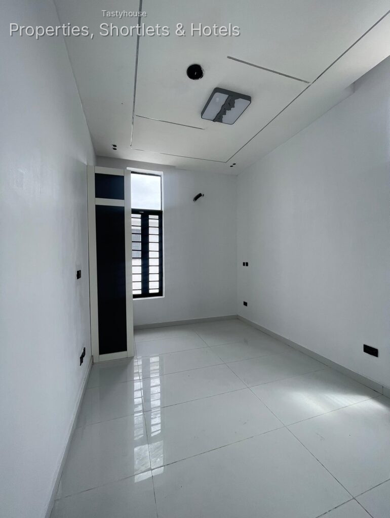 LUXURY 4BEDROOM FULLY DETACHEDDUPLEX