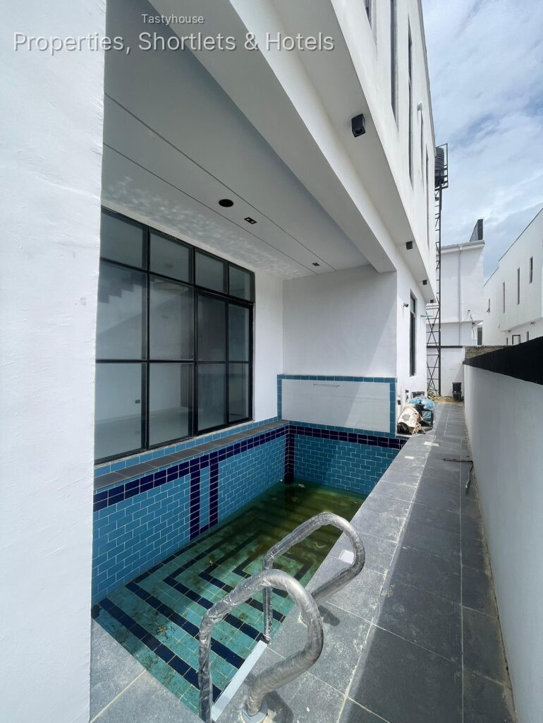 LUXURY 4BEDROOM FULLY DETACHEDDUPLEX
