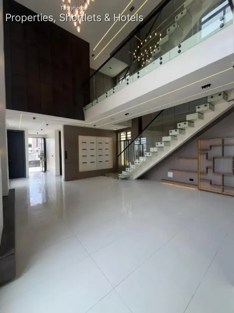 5 Bedrooms Fully Detached Duplex