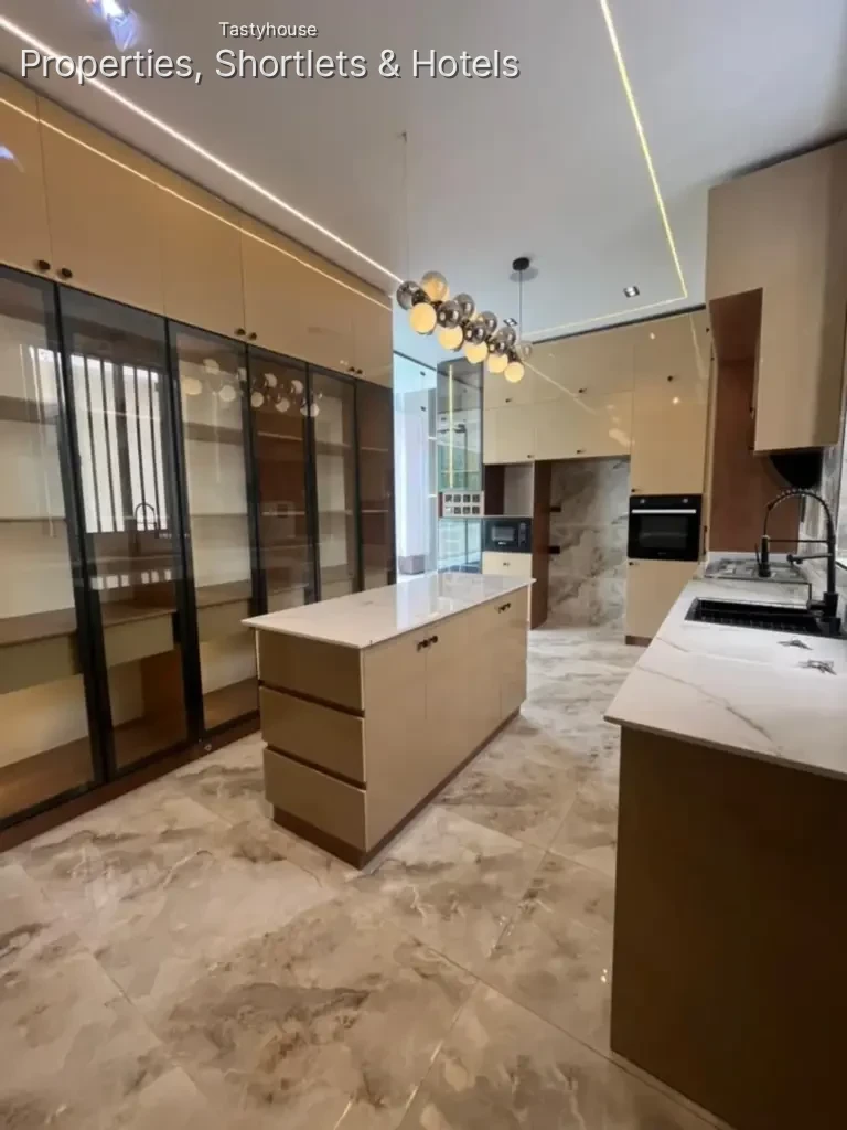 5 Bedrooms Fully Detached Duplex