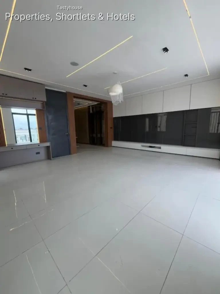 5 Bedrooms Fully Detached Duplex