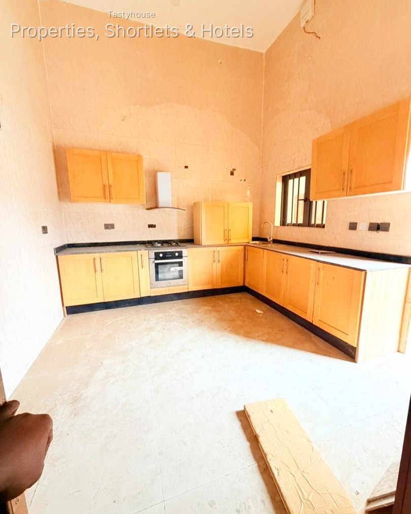 4 BEDROOM TERRACE DUPLEX WITH A ROOM BỌ