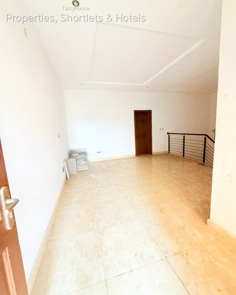 4 BEDROOM TERRACE DUPLEX WITH A ROOM BỌ