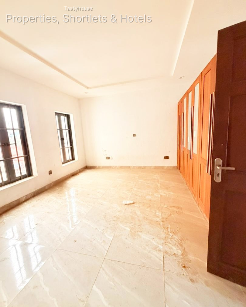 4 BEDROOM TERRACE DUPLEX WITH A ROOM BỌ