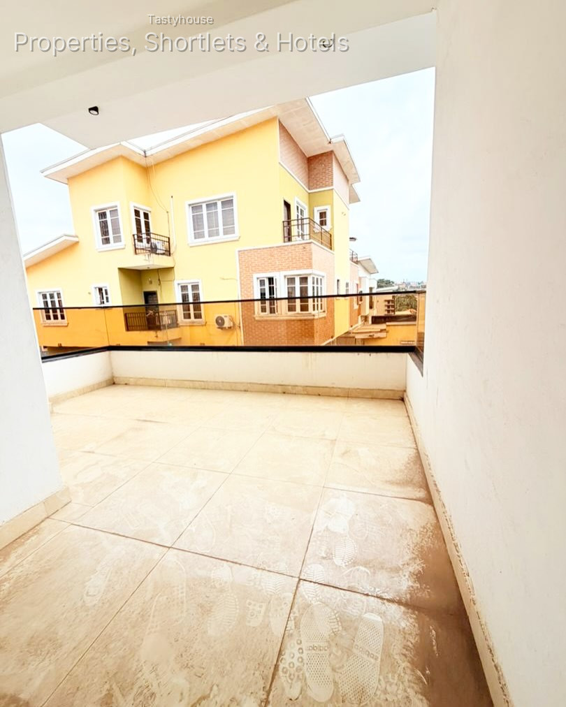 4 BEDROOM TERRACE DUPLEX WITH A ROOM BỌ