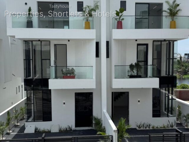 SPACIOUS 4 BEDROOM SEMI-DETACHED DUPLEX • BỌ