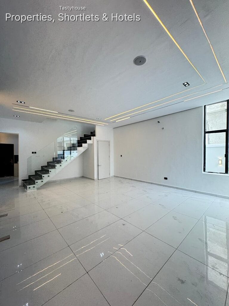 SPACIOUS 4 BEDROOM SEMI-DETACHED DUPLEX • BỌ