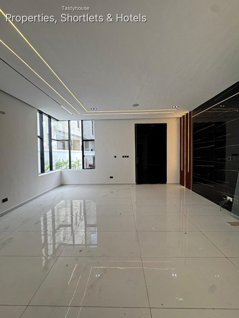 SPACIOUS 4 BEDROOM SEMI-DETACHED DUPLEX • BỌ