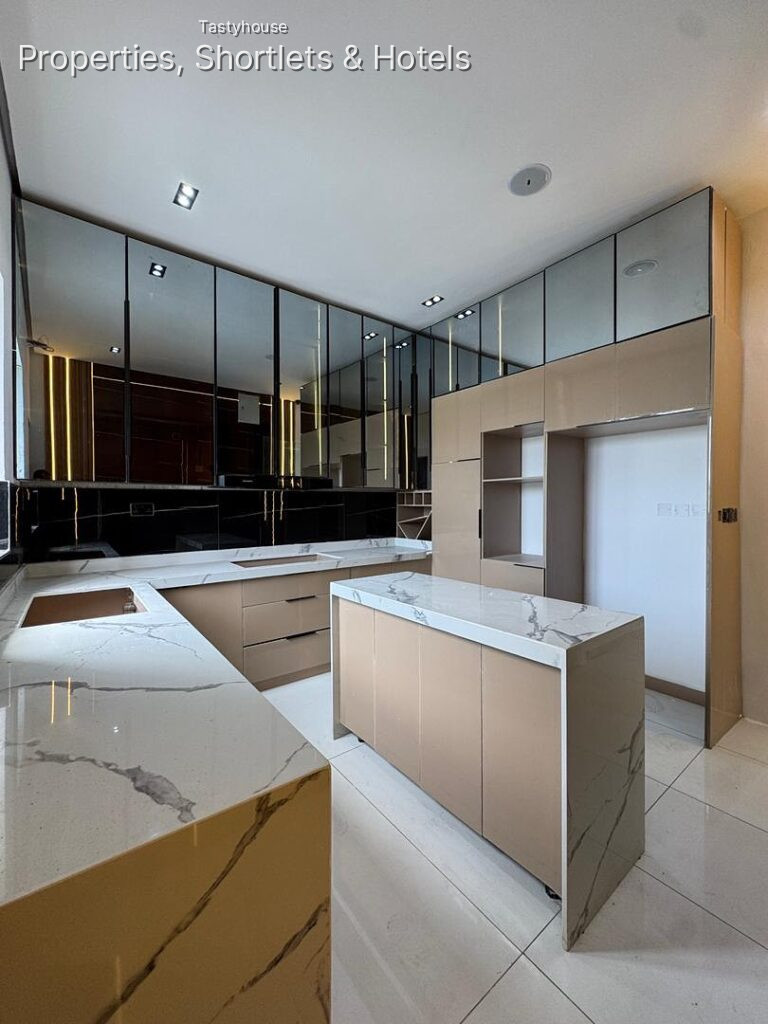 SPACIOUS 4 BEDROOM SEMI-DETACHED DUPLEX • BỌ