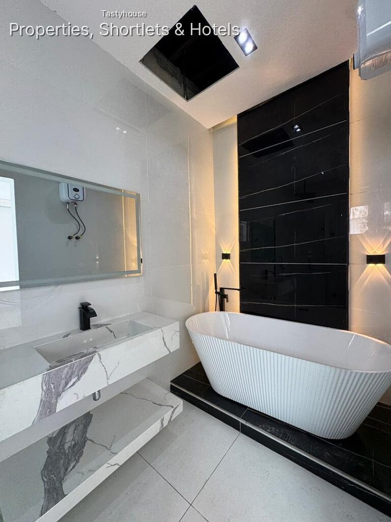 SPACIOUS 4 BEDROOM SEMI-DETACHED DUPLEX • BỌ