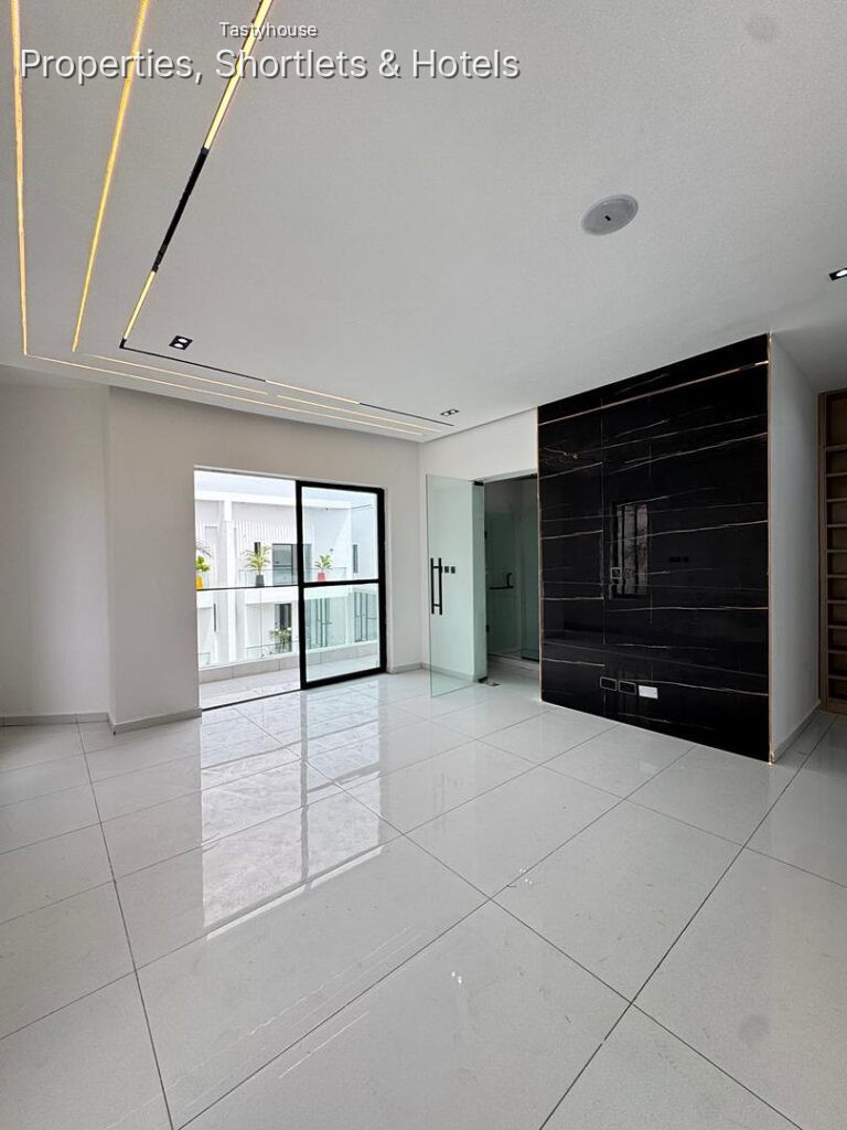 SPACIOUS 4 BEDROOM SEMI-DETACHED DUPLEX • BỌ