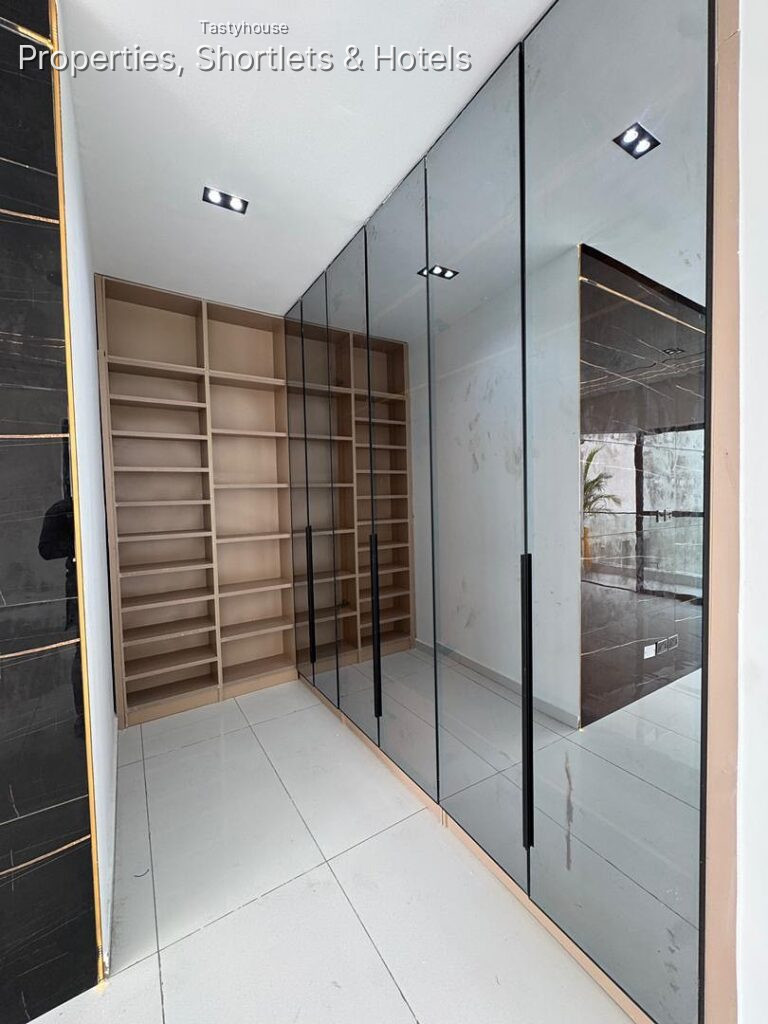 SPACIOUS 4 BEDROOM SEMI-DETACHED DUPLEX • BỌ