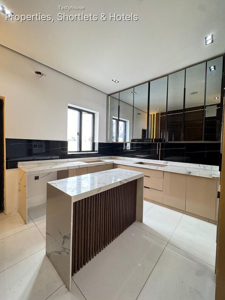 SPACIOUS 4 BEDROOM SEMI-DETACHED DUPLEX • BỌ