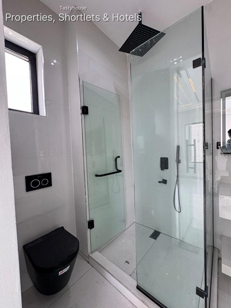 SPACIOUS 4 BEDROOM SEMI-DETACHED DUPLEX • BỌ