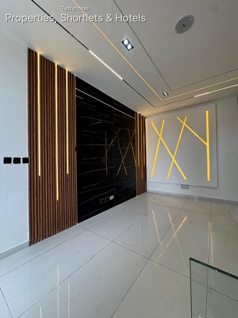 SPACIOUS 4 BEDROOM SEMI-DETACHED DUPLEX • BỌ