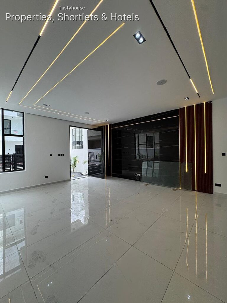 SPACIOUS 4 BEDROOM SEMI-DETACHED DUPLEX • BỌ