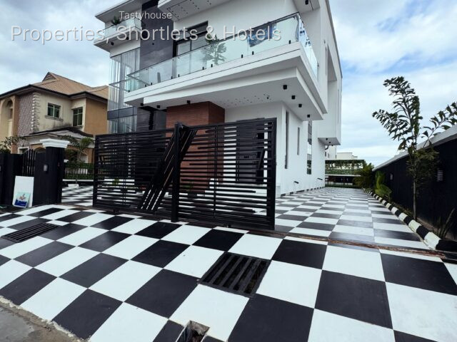 Newly-Built 5 Bedroom Duplex