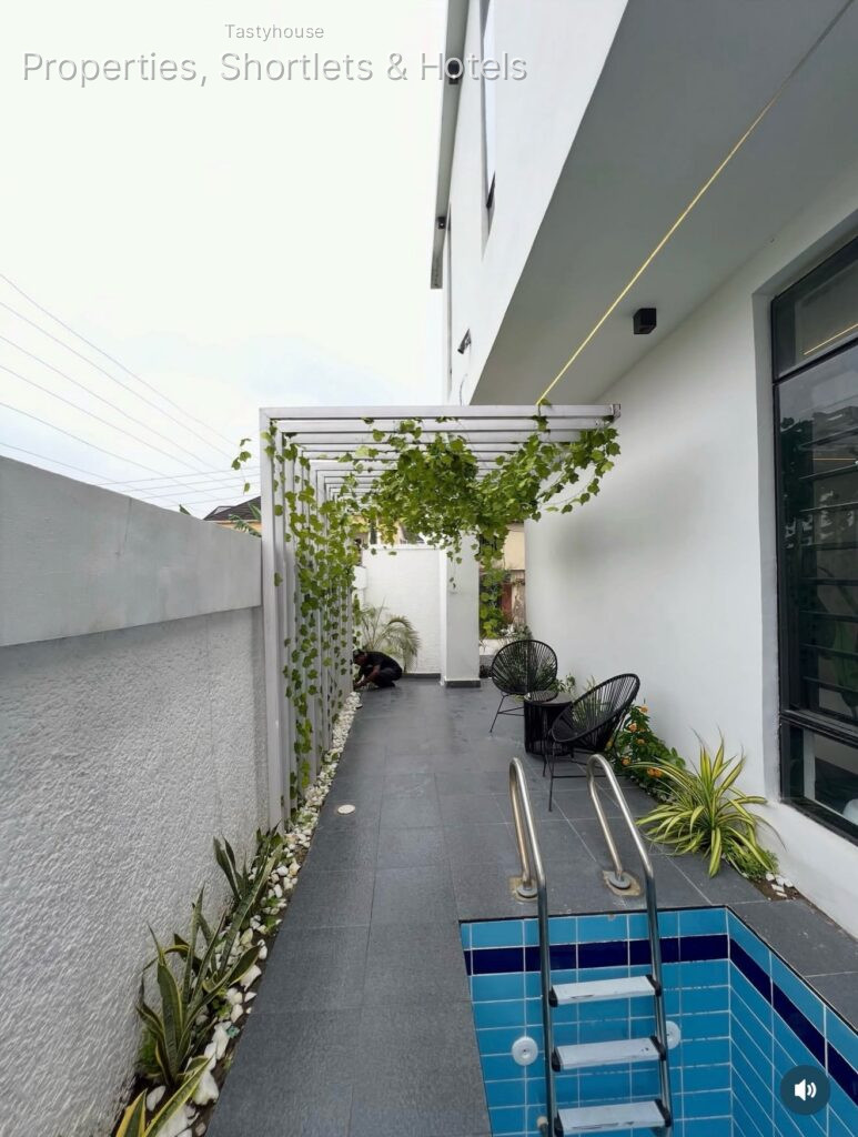 5 BEDROOM FULLY DETACHED DUPLEX WITH SWIMMING POOL, GAZEBO ALL ROOMS EN SUIT