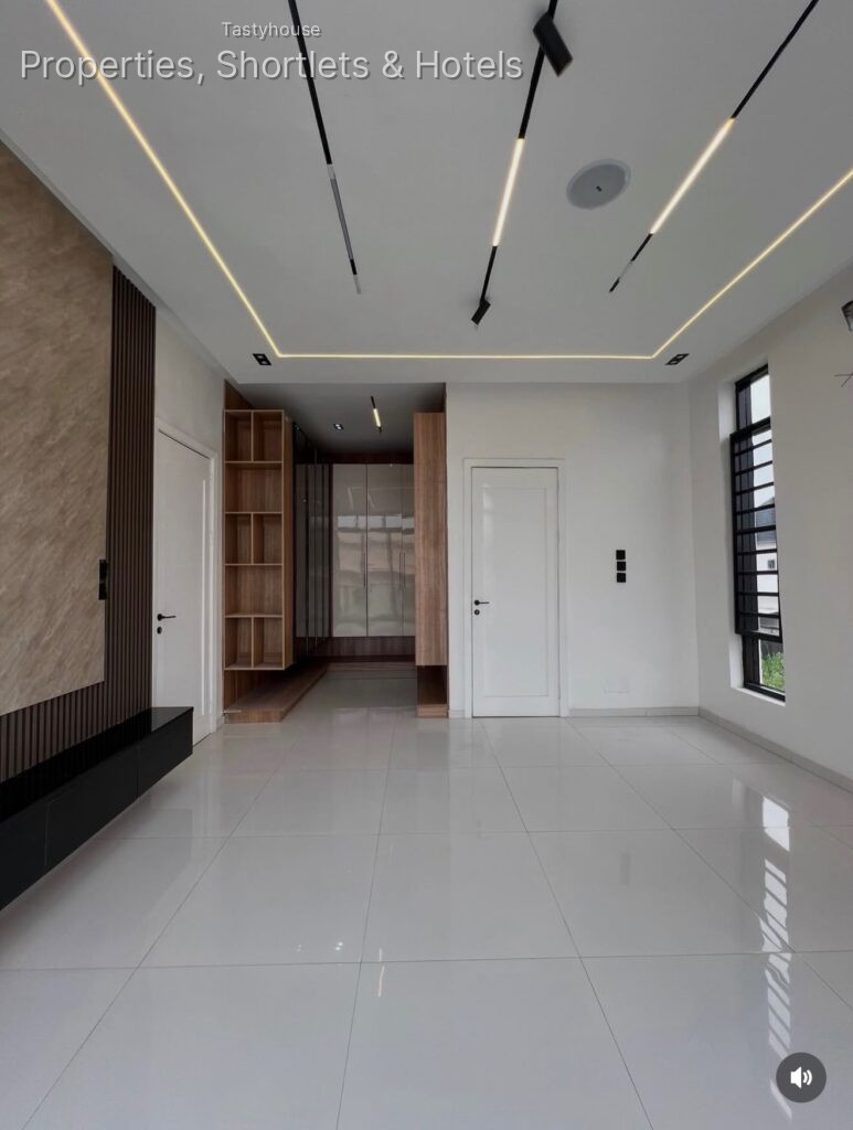 5 BEDROOM FULLY DETACHED DUPLEX WITH SWIMMING POOL, GAZEBO ALL ROOMS EN SUIT