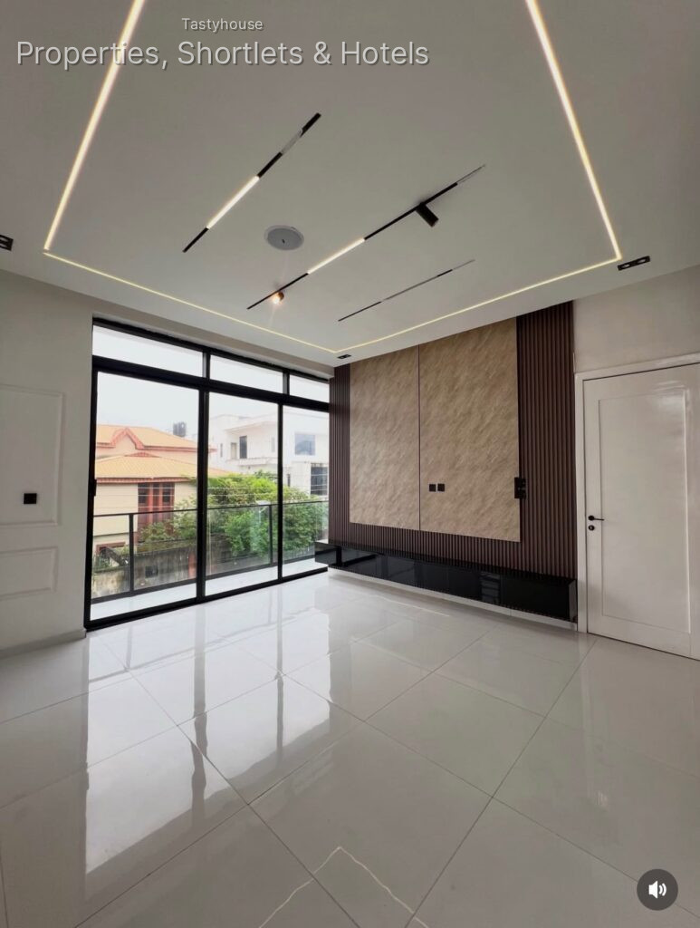 5 BEDROOM FULLY DETACHED DUPLEX WITH SWIMMING POOL, GAZEBO ALL ROOMS EN SUIT