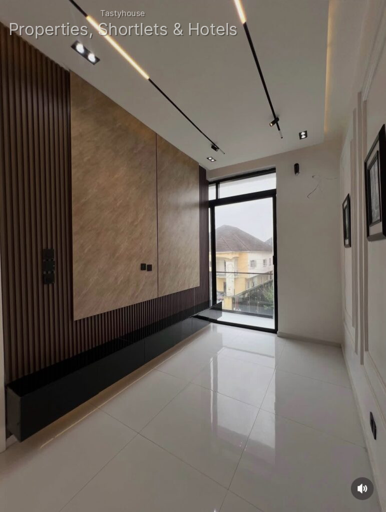 5 BEDROOM FULLY DETACHED DUPLEX WITH SWIMMING POOL, GAZEBO ALL ROOMS EN SUIT