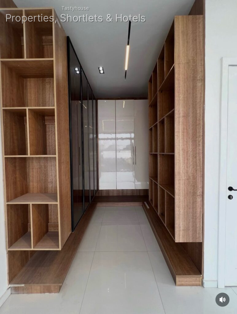 5 BEDROOM FULLY DETACHED DUPLEX WITH SWIMMING POOL, GAZEBO ALL ROOMS EN SUIT