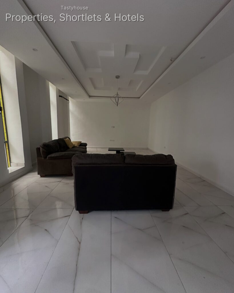 ELEGANT 4 BEDROOM TERRACE DUPLEX WITH BỌ