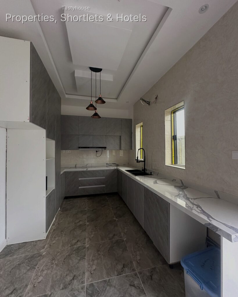 ELEGANT 4 BEDROOM TERRACE DUPLEX WITH BỌ