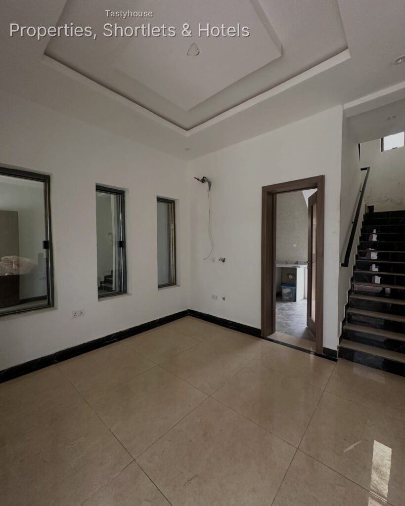 ELEGANT 4 BEDROOM TERRACE DUPLEX WITH BỌ