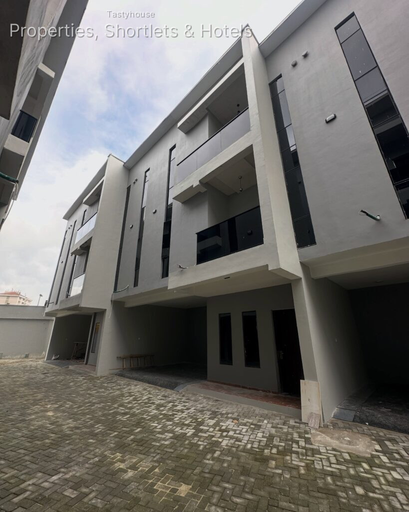 ELEGANT 4 BEDROOM TERRACE DUPLEX WITH BỌ