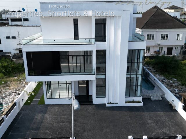 Newly Built Deluxe 5 Bedroom Fully Detached Duplex