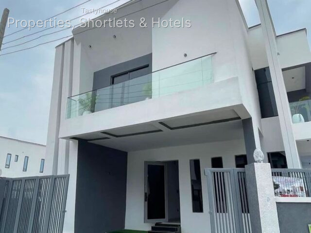 Luxury 5bedroom fully detached duplex