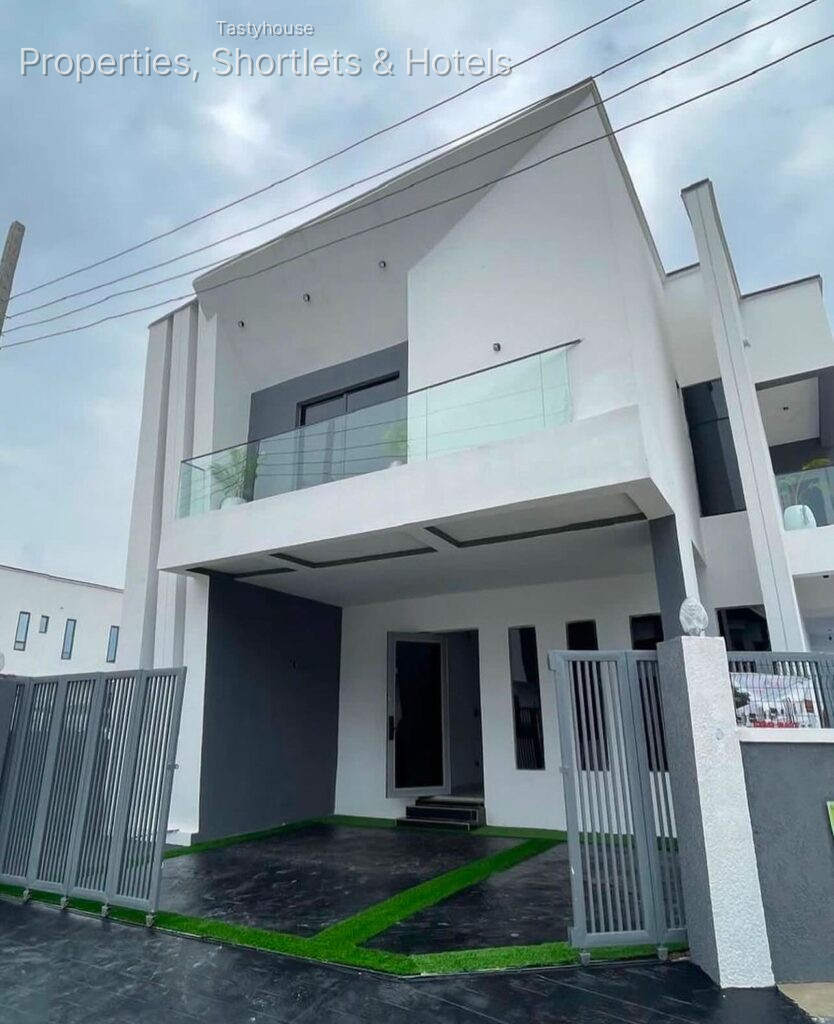 Luxury 5bedroom fully detached duplex
