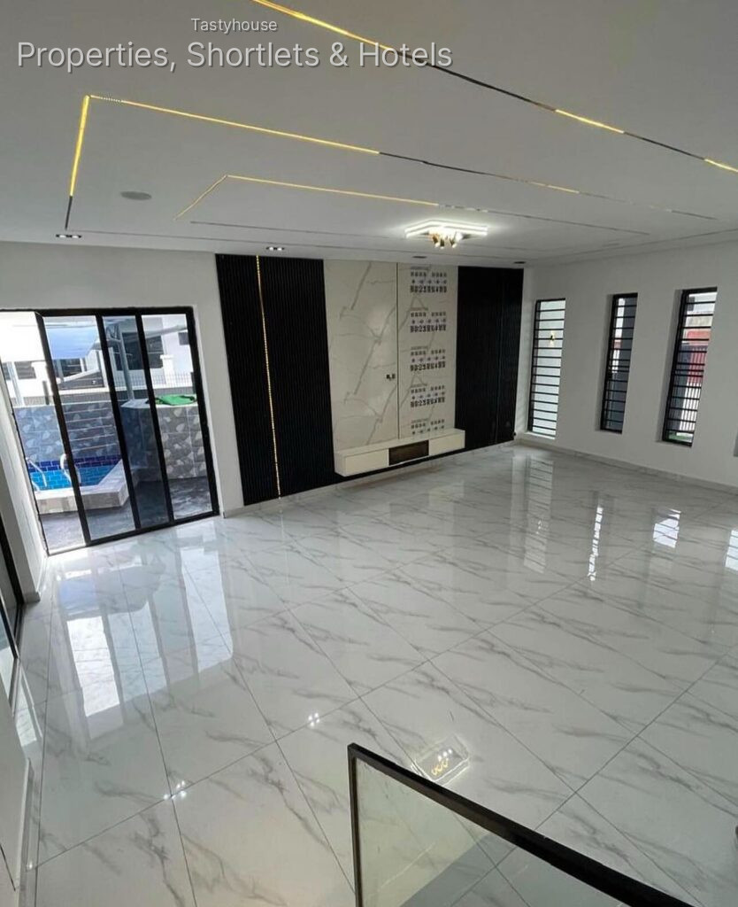 Luxury 5bedroom fully detached duplex