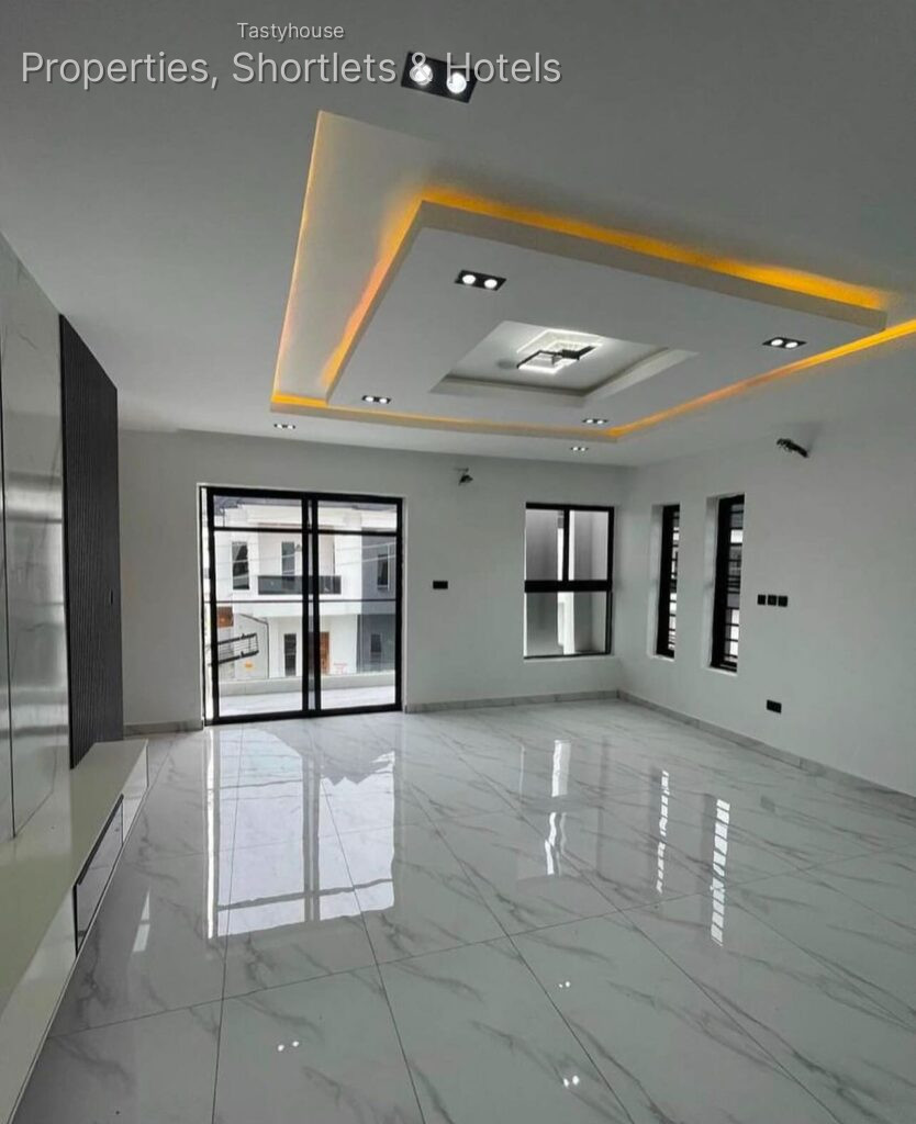 Luxury 5bedroom fully detached duplex