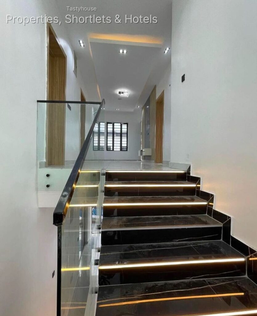 Luxury 5bedroom fully detached duplex