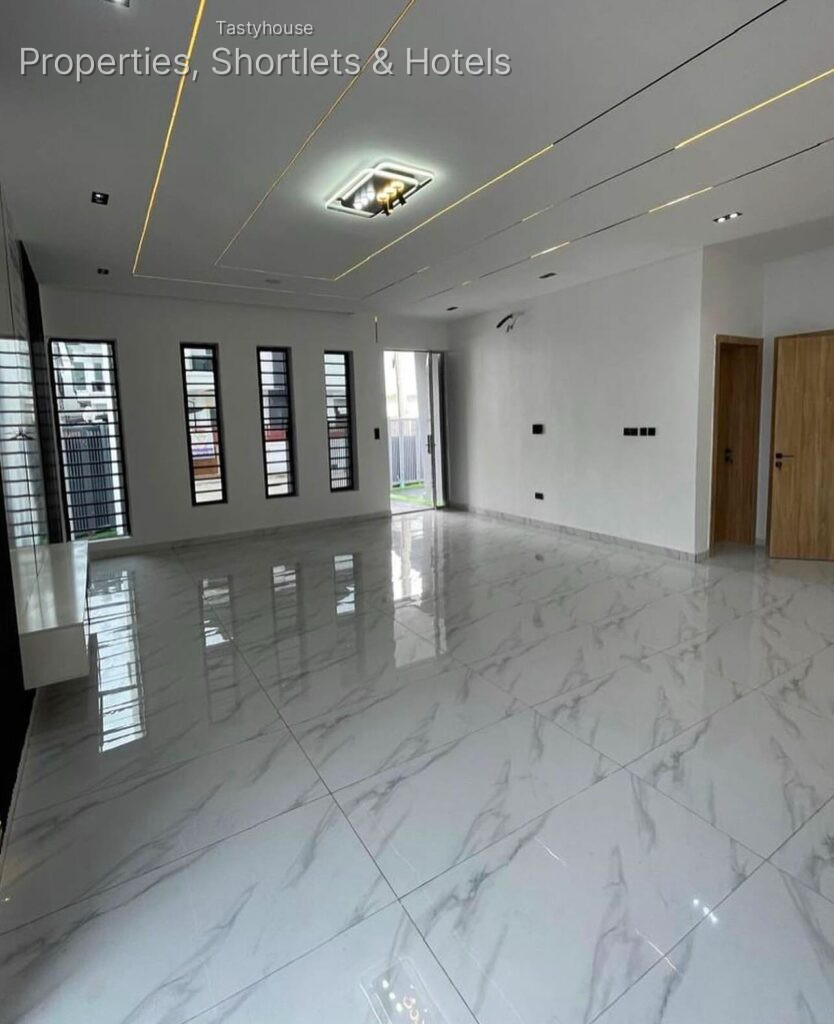 Luxury 5bedroom fully detached duplex