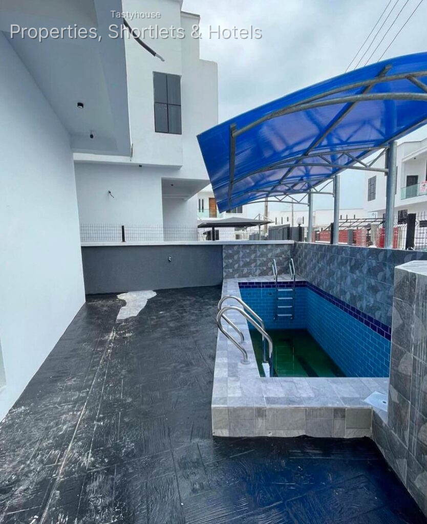 Luxury 5bedroom fully detached duplex