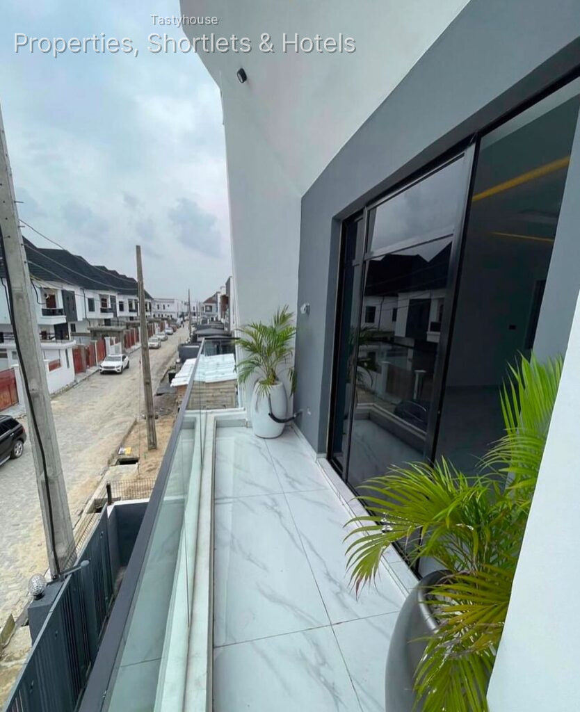 Luxury 5bedroom fully detached duplex