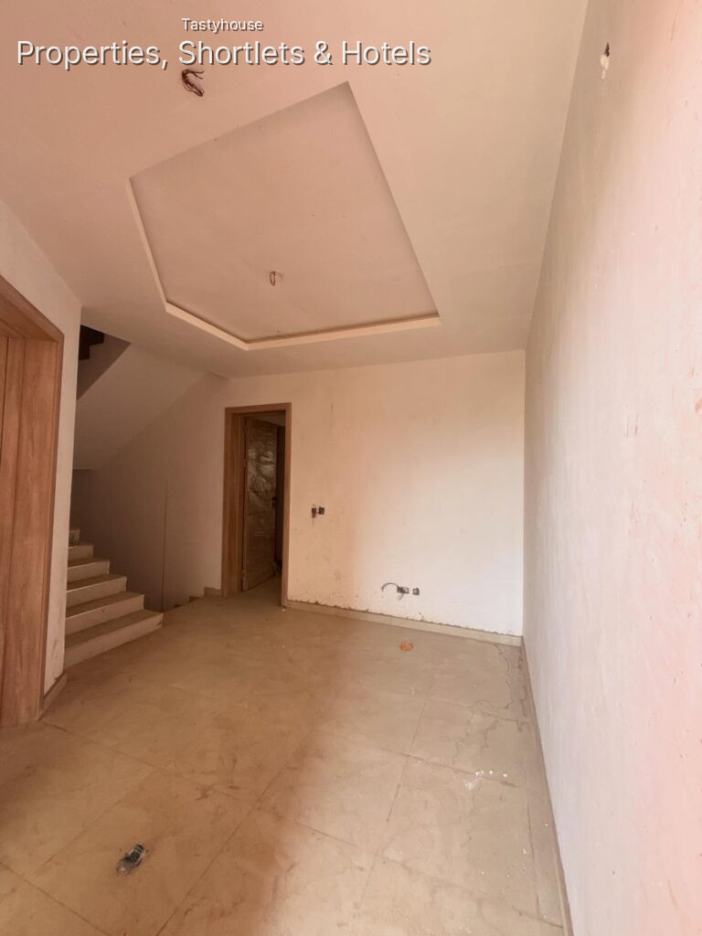 4 BEDROOM TERRACE DUPLEX + BQ