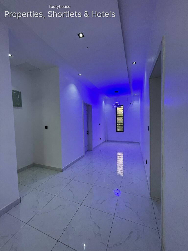 LUXURY 4BEDROOM FULLY DETACHED DUPLEX