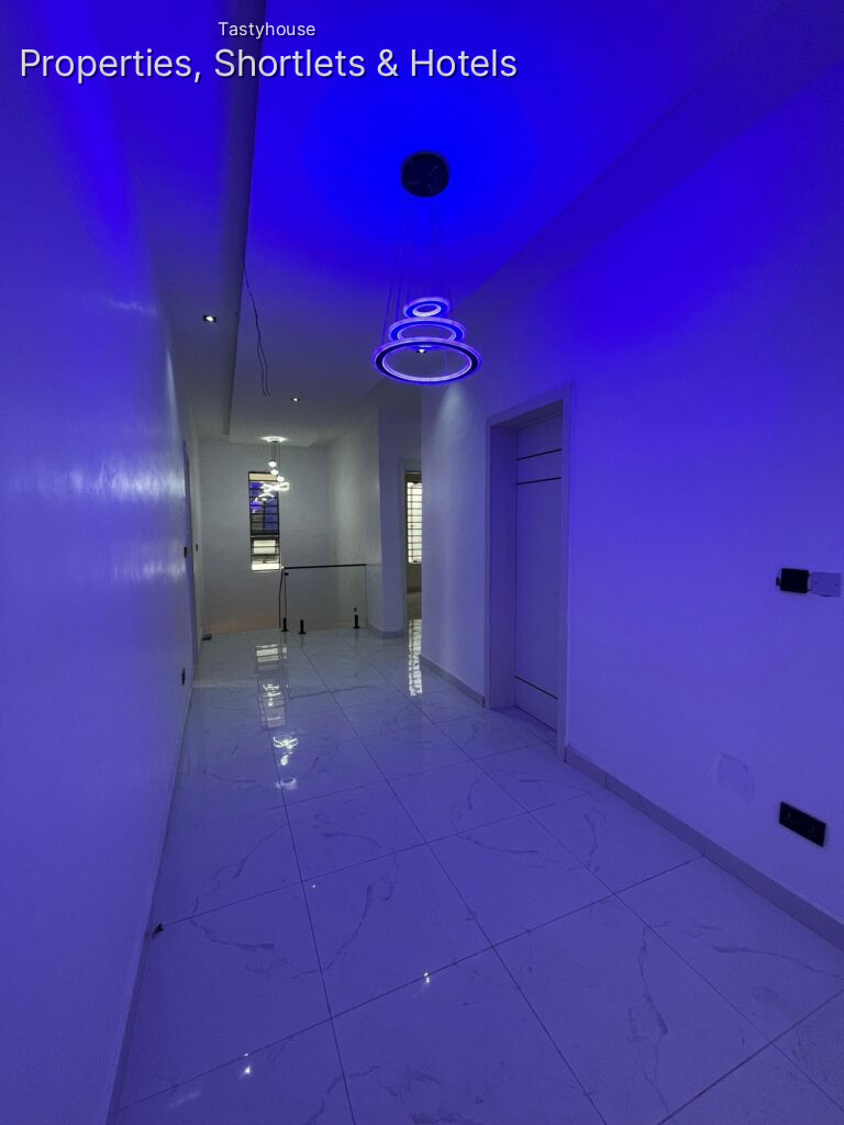 LUXURY 4BEDROOM FULLY DETACHED DUPLEX