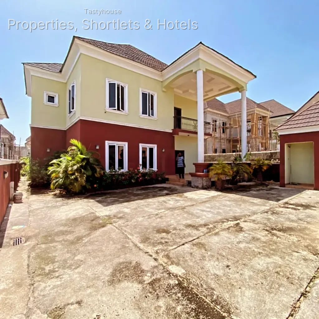 4-Bedroom Fully Detached Duplex with BỌ &Laundry Room