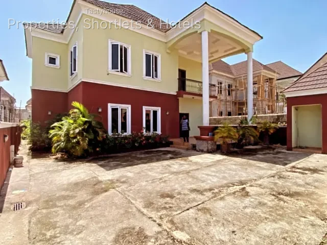 4-Bedroom Fully Detached Duplex with BỌ &Laundry Room