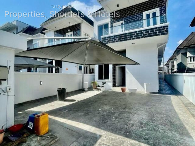 fully detached 5 bedroom house with 1room BQ.